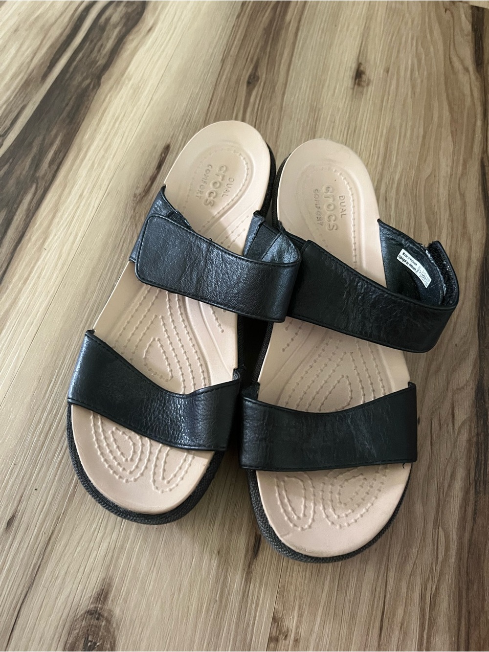 Crocs A-Leigh Wedge Leather Sandals Women’s Sz 7 Adjustable Straps Comfort